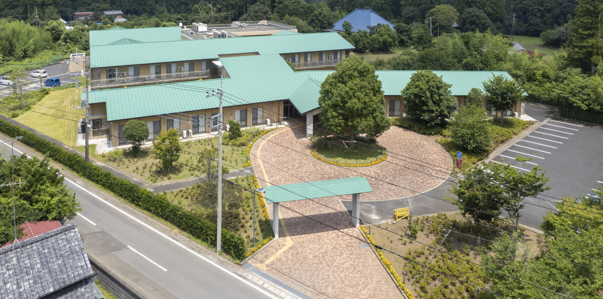 花に囲まれた施設の様子